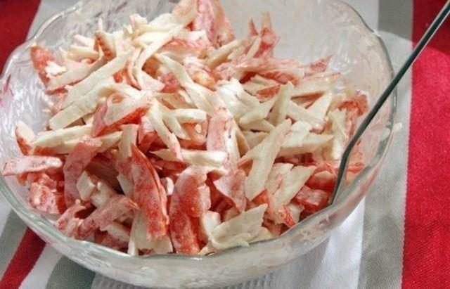 obaldennyj-salat-krasnoe-more-zakuska-kotoruyu-prosto-neobhodimo-vnesti-v-spisok-lyubimyh-1