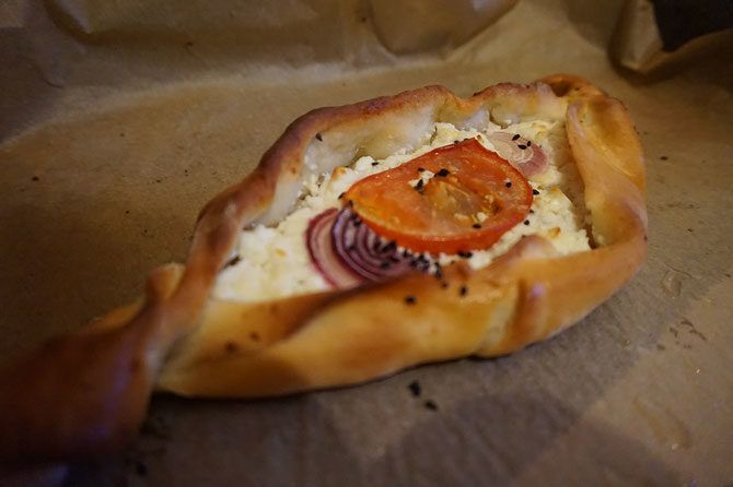 В который раз убеждаюсь что чем проще, тем вкуснее. Любимая выпечка, да еще с разной начинкой. rezept-saftige-pide-teigschiffchen-mit-feta-und-gouda