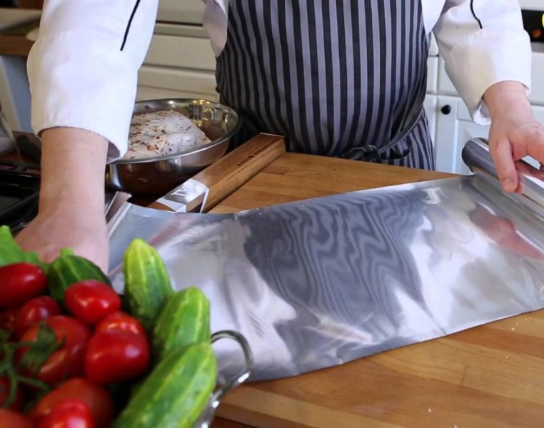 Какой стороной фольги запекать в духовке мясо и рыбу — матовой или блестящей? Кулинарные советы и 2 вкусных рецепта запеченных блюд Какой стороной фольги запекать в духовке мясо и рыбу — матовой или блестящей? Кулинарные советы и 2 вкусных рецепта запеченных блюд