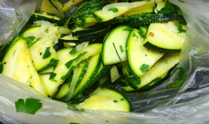 МАРИНОВАННЫЕ КАБАЧКИ ЗА 20 МИНУТ — НЕРЕАЛЬНО ВКУСНАЯ ЗАКУСКА