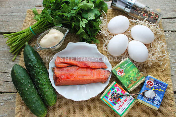 САЛАТ С КРАСНОЙ РЫБОЙ И ПЛАВЛЕНЫМИ СЫРКАМИ