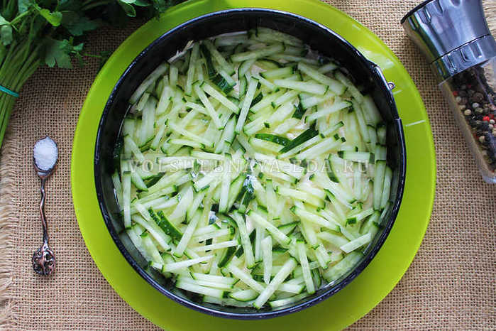 САЛАТ С КРАСНОЙ РЫБОЙ И ПЛАВЛЕНЫМИ СЫРКАМИ