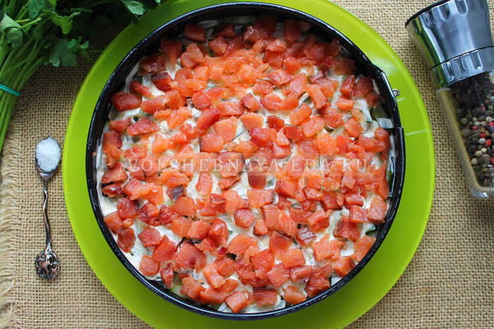 САЛАТ С КРАСНОЙ РЫБОЙ И ПЛАВЛЕНЫМИ СЫРКАМИ
