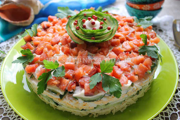 САЛАТ С КРАСНОЙ РЫБОЙ И ПЛАВЛЕНЫМИ СЫРКАМИ