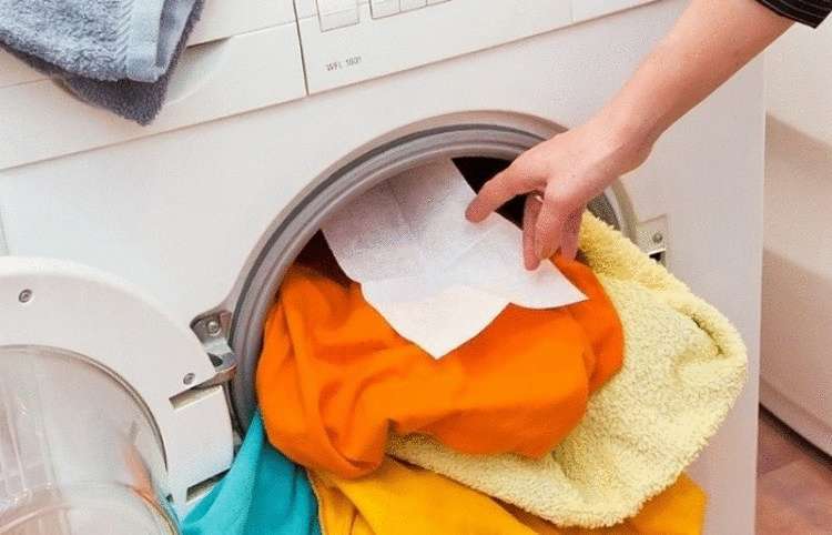 Зачем американские хозяйки кладут влажную салфетку во время стирки в стиралке.