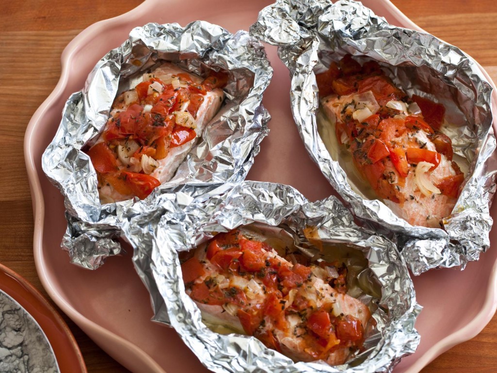Какой стороной фольги запекать в духовке мясо и рыбу — матовой или блестящей? Кулинарные советы и 2 вкусных рецепта запеченных блюд Какой стороной фольги запекать в духовке мясо и рыбу — матовой или блестящей? Кулинарные советы и 2 вкусных рецепта запеченных блюд