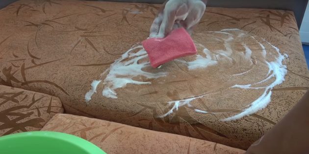 5 способов почистить диван в домашних условиях
