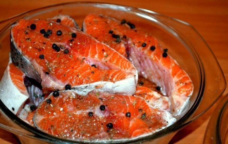 Солим рыбу вкусно и оригинально! Рыбку можно так солить любую. Солим рыбу вкусно и оригинально! Рыбку можно так солить любую.