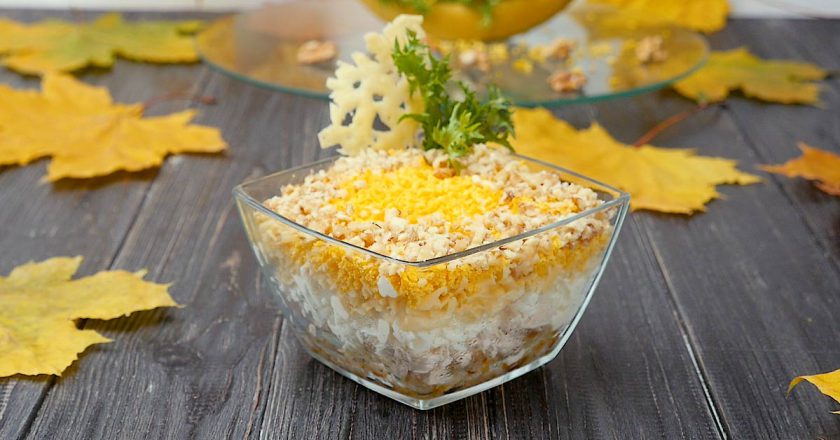 Салат с бананами и курицей